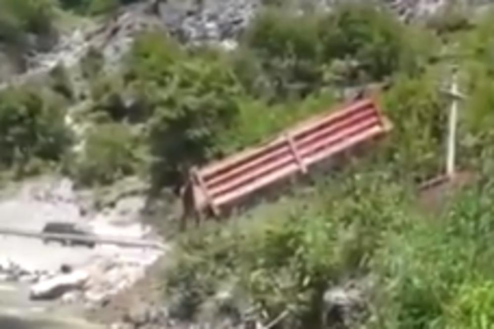 JEZIV PRIZOR U NOVOM PAZARU! Kamion je u reku istresao UŽAS (VIDEO)