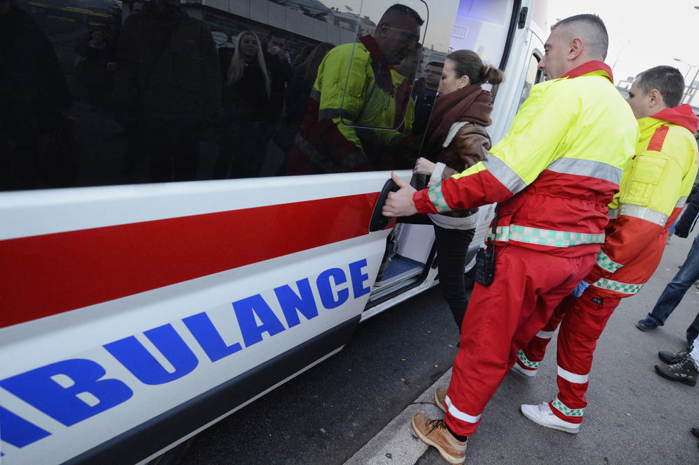 HAOS U OSTRUŽNICI: Automobil udario u autobus, jedna žena teško povređena