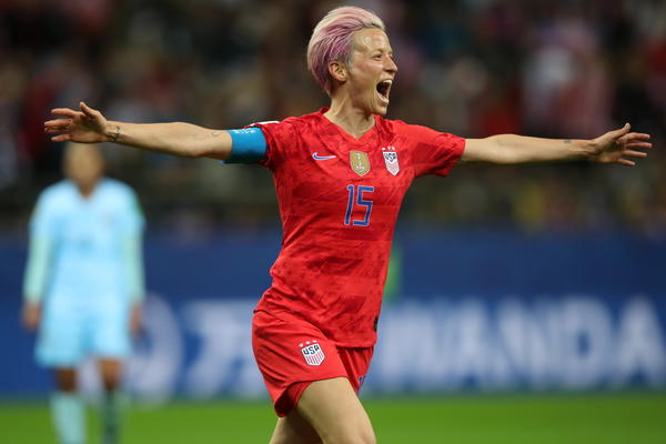 OGROMAN SKANDAL TRESE AMERIKU: Reprezentativka SAD odbila da peva himnu i sočno opsovala Donalda Trampa!