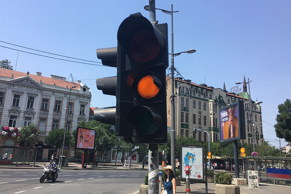 Novi pametni semafori u Beogradu zbunili i vozače i pešake: Evo kako funkcionišu, ovo je osnovno pravilo!