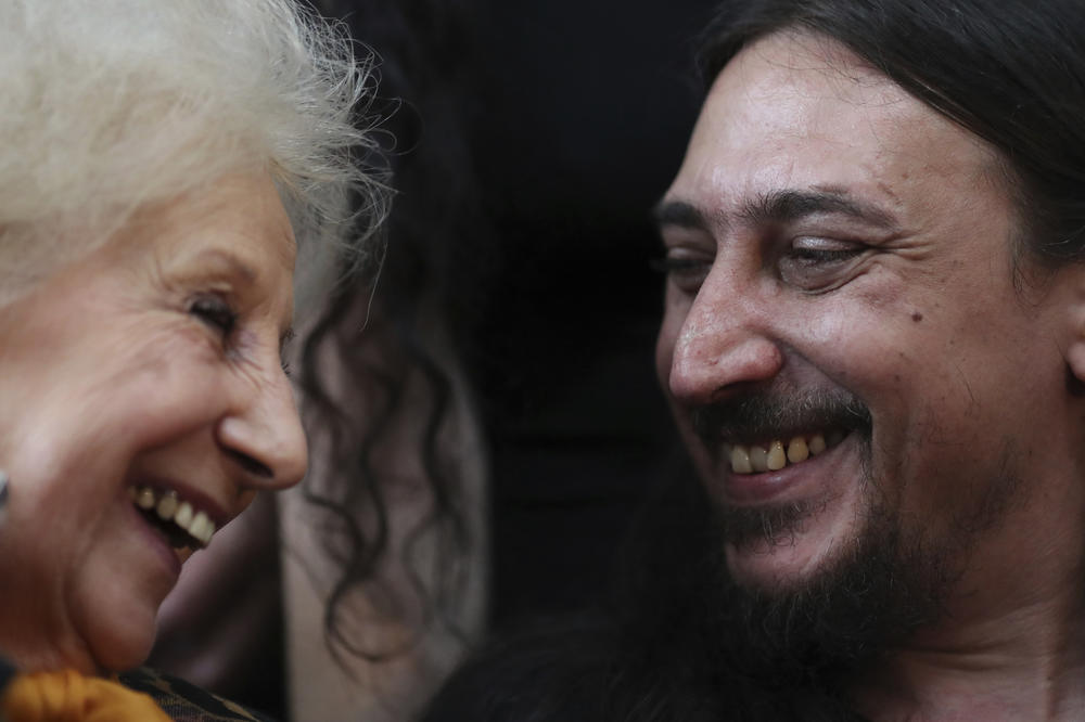 PRONAŠAO BIOLOŠKU PORODICU NAKON 40 GODINA: Ono što je tajna služba uradila njegovim roditeljima je STRAVIČNO