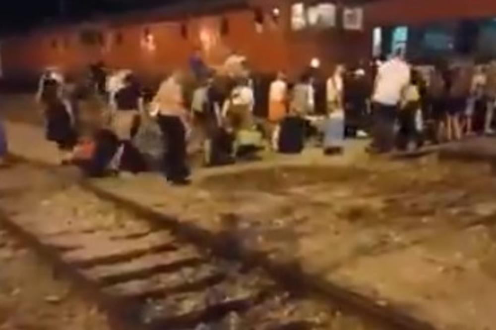 ŽELEZNIČKA STANICA TOPČIDER KAO IZ VESTERN FILMOVA Putnici vuku kofere po ŠINAMA I PRAŠINI skoro pa u mraku (VIDEO)