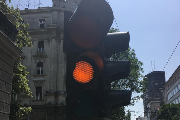 LJUDI PRAVE KARDINALNU GREŠKU KAD SE PRIBLIŽE SEMAFORU: Jednu stvar nikako NE SMETE da radite, ZAKON je JASAN!