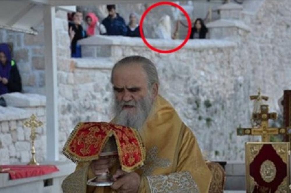 OVA SLIKA SA OSTROGA VERNICIMA NE DA MIRA 4 GODINE: Video sam svetiteljev lik koji se iznenada POJAVIO! (FOTO)