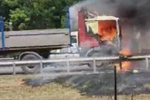 BUKNUO KAMION NA AUTO-PUTU, VATROGASCI SU IZLETELI NA TEREN! Kolaps na BEŽANIJI, SVE STOJI! (FOTO)