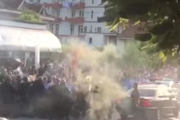 ATENTAT NA EDIJA RAMU! Demonstranti napali KONVOJ vozila u kojem se nalazio ALBANSKI PREMIJER! (VIDEO)