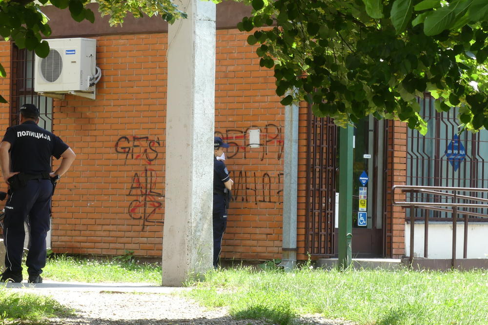 ČOVEK SA SATAROM HARA KIKINDOM! S fantomkom na glavi je opljačkao poštu! (FOTO)