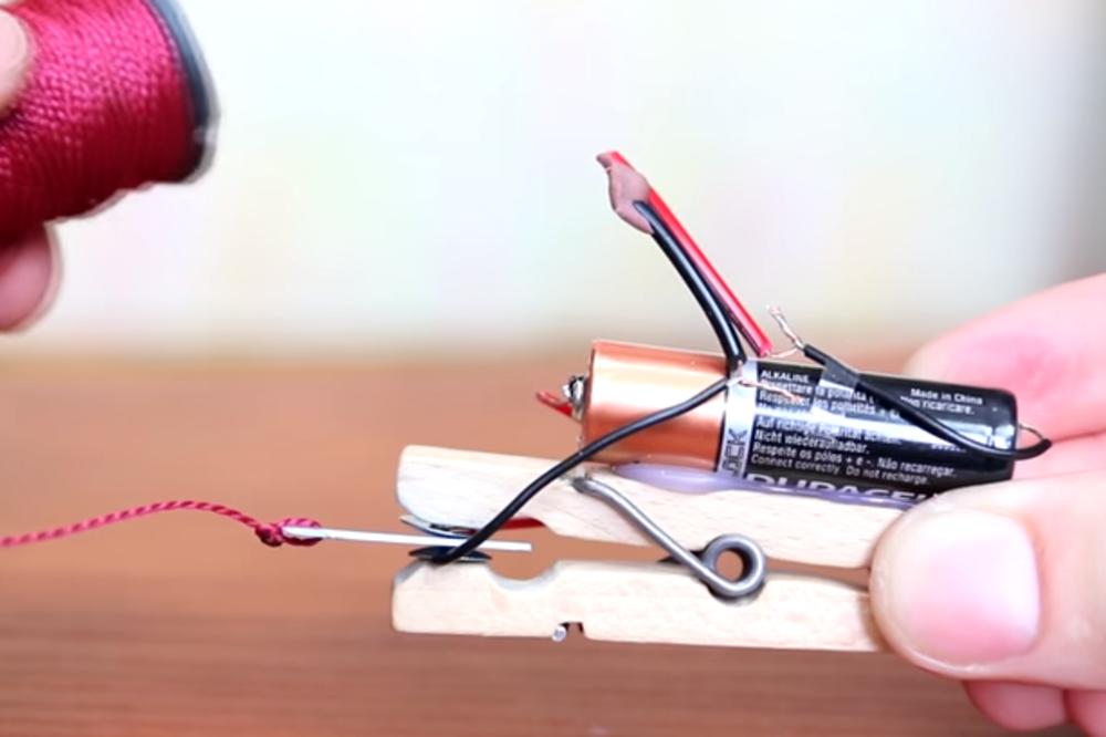 UZEO JE DRVENU ŠTIPALJKU I RASTAVIO JE: Kada je na nju nakačio bateriju NAPRAVIO JE NEŠTO NEVIĐENO! (VIDEO)