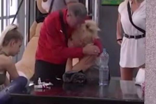 SUZANI POZLILO, IZNELI JE IZ RIJALITI KUĆE: Danima pati i odbija lekarsku pomoć... VIŠE NE MOŽE NA NOGE (VIDEO)