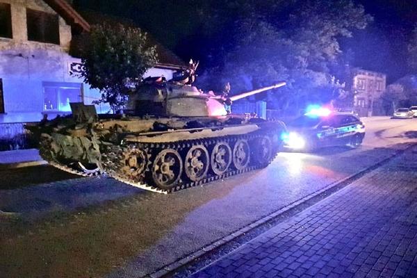 PIJAN KO MAJKA UŠAO U TENK PA GA PROVOZAO CENTROM GRADA: Policija ga odmah uhapsila! (FOTO)