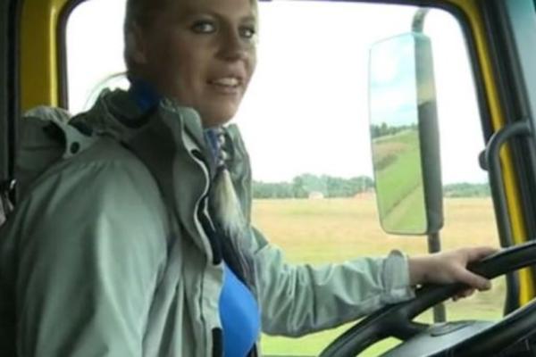 VOZAČICA KAMIONA ZA KOJOM SU SVI MUŠKARCI POLUDELI: Samo pogledajte kako Tea izgleda i sve će BITI JASNO! (VIDEO)