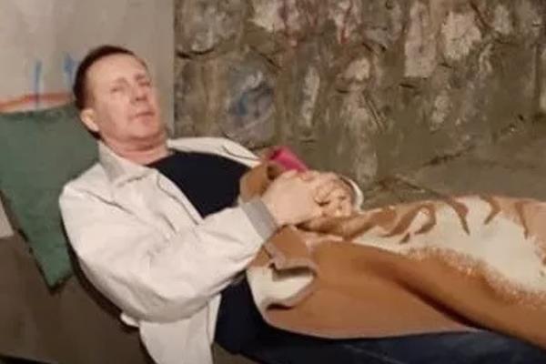 SRPSKI PROFESOR ŠTRAJKUJE GLAĐU: Na trotoaru čeka povratak u školu, UČENICI OGORČENI (VIDEO)