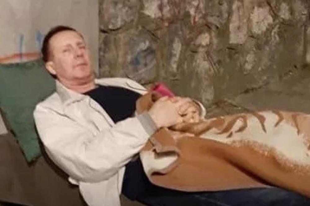 SRPSKI PROFESOR ŠTRAJKUJE GLAĐU: Na trotoaru čeka povratak u školu, UČENICI OGORČENI (VIDEO)