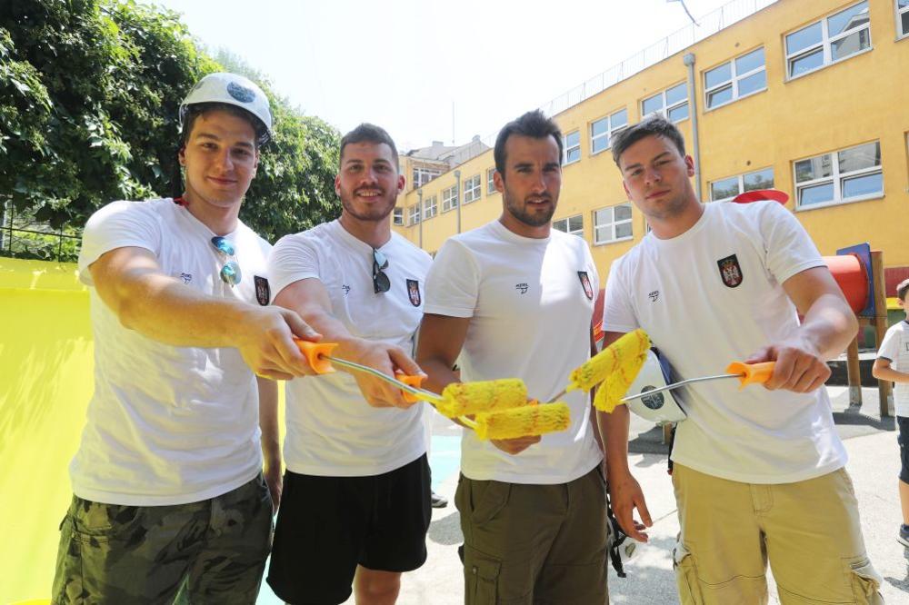 ŠLEMOVI NA GLAVE I VALJCI U RUKE: Savić doveo vaterpoliste da sređuju školu za decu sa smetnjama u razvoju!