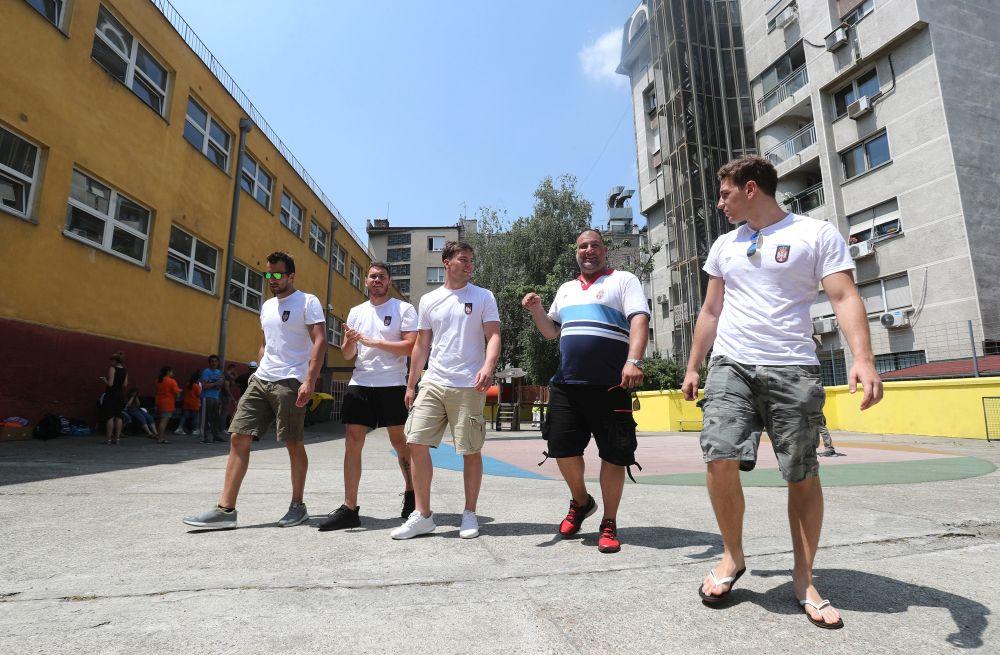 Dejan Savić doveo je momke da pomognu dečacima i devojčicama