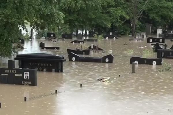 POTOPLJENO GROBLJE U KRALJEVU JE OPASNO! Ako ovde kročite, rizikujete ZARAZU (VIDEO)