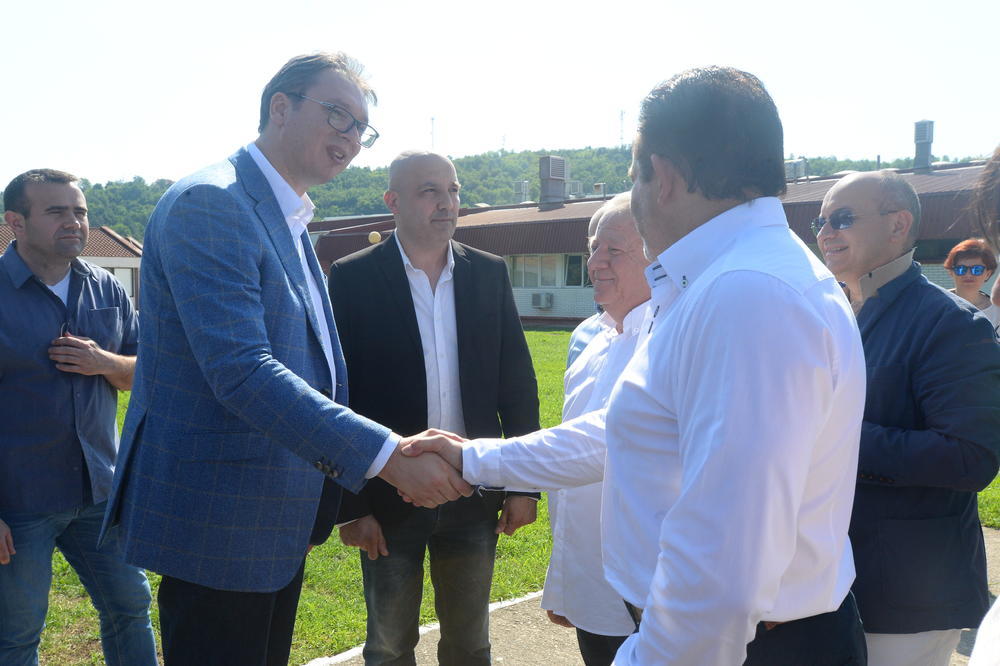 Vučić i Marčelo se rukuju  