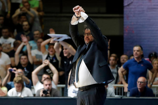 TRINKIJERI REBNUT PO DŽEPU SA 1000 DINARA: Najbizarnija kazna u istoriji srpske košarke!