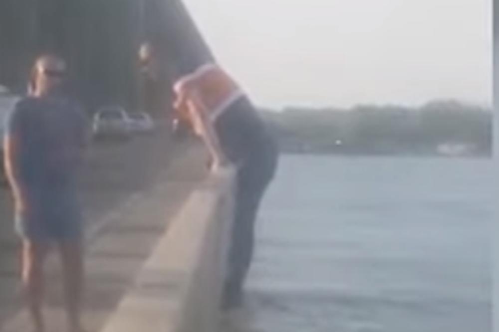 MLADIĆ JE SINOĆ HTEO DA SKOČI SA PANČEVCA: Pogledajte kako ga je policija sprečila u toj STRAŠNOJ nameri (VIDEO)