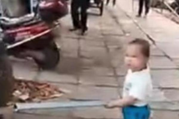 KOMUNALNI POLICAJCI MALTRETIRALI ULIČNU PRODAVAČICU: Onda je njen UNUK dograbio šipku da je brani! (VIDEO)