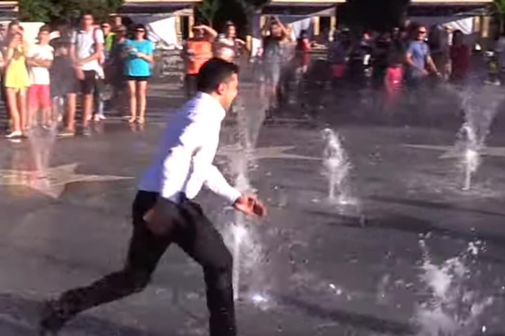 ZELENSKI PRAVIO CIRKUS! Trčao je kroz fontanu, obezbeđenje nije imalo kud, MORALI SU ZA NJIM (VIDEO)