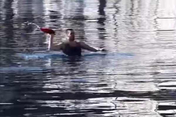 PARALELNI UNIVERZUM U SPLITU: Hrvat došao na gej paradu u Zvezdinoj majici - a sve zbog skandala s vaterpolistima!