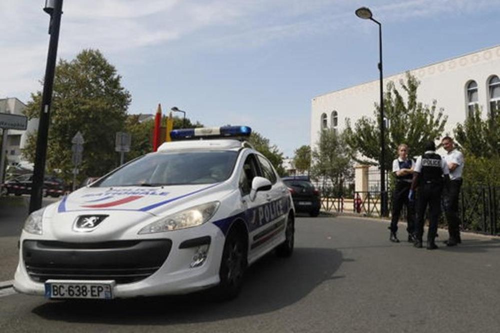FRANUCSKA POLICIJA PRIVELA JE ČETIRI ŽENE I DEVOJČICU: Sumnja se na terorizam!