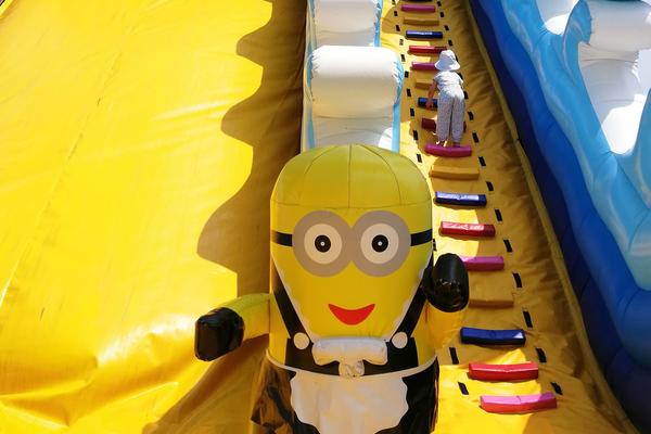 PRIJOVIĆKINA PESMA TREŠTALA IZ IGRAONICE, DECA (9) PALA U TRANS: Popeli se na stolice, roditelji ŠOKIRANI PRIZOROM