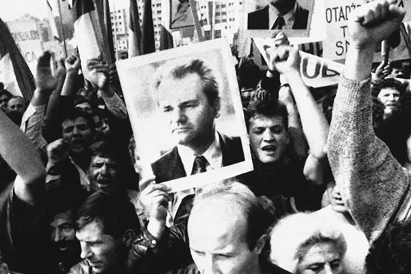 ZMAJEVI DOŠLI ISPRED SKUPŠTINE I ISTORIJA SE DESILA: Antibirokratska revolucija srušila KOMUNIZAM i ojačala SLOBU