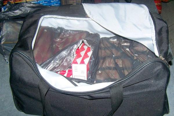 MISLILI SU DA IH NEĆE PROVALITI! Bugari preko Srbije švercovali cigare, 2.000 PAKLICA STRPALI U SKRIVENI DEO AUTA