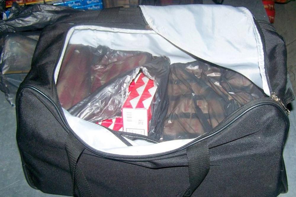 MISLILI SU DA IH NEĆE PROVALITI! Bugari preko Srbije švercovali cigare, 2.000 PAKLICA STRPALI U SKRIVENI DEO AUTA