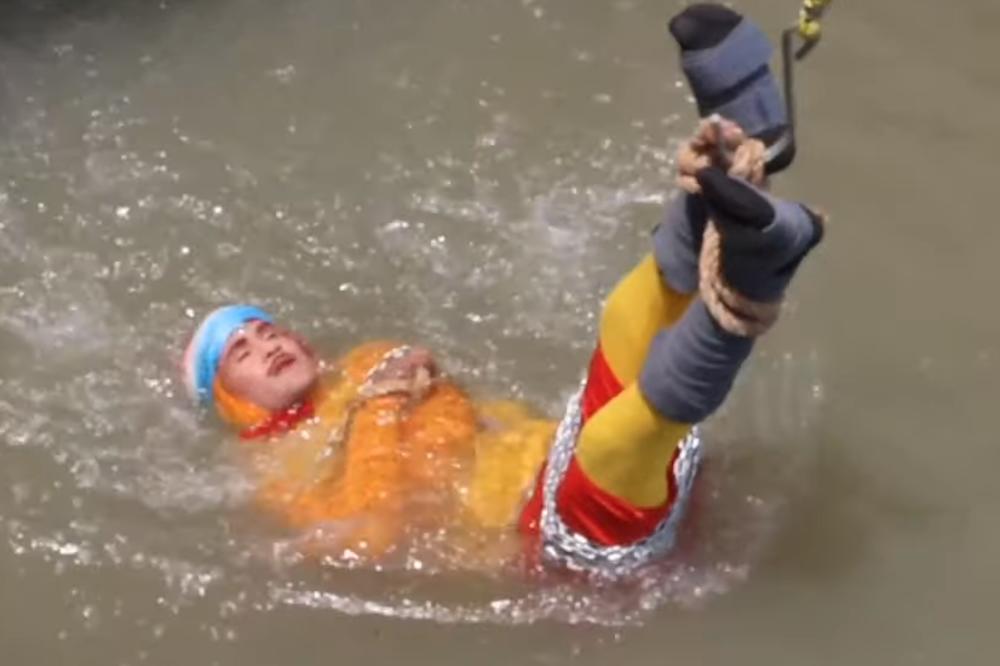 MAĐIONIČARSKI TRIK POŠAO PO ZLU: Hteo je sve da zadivi oslobađanjem iz lanaca, publika je posmatarala HOROR (VIDEO)