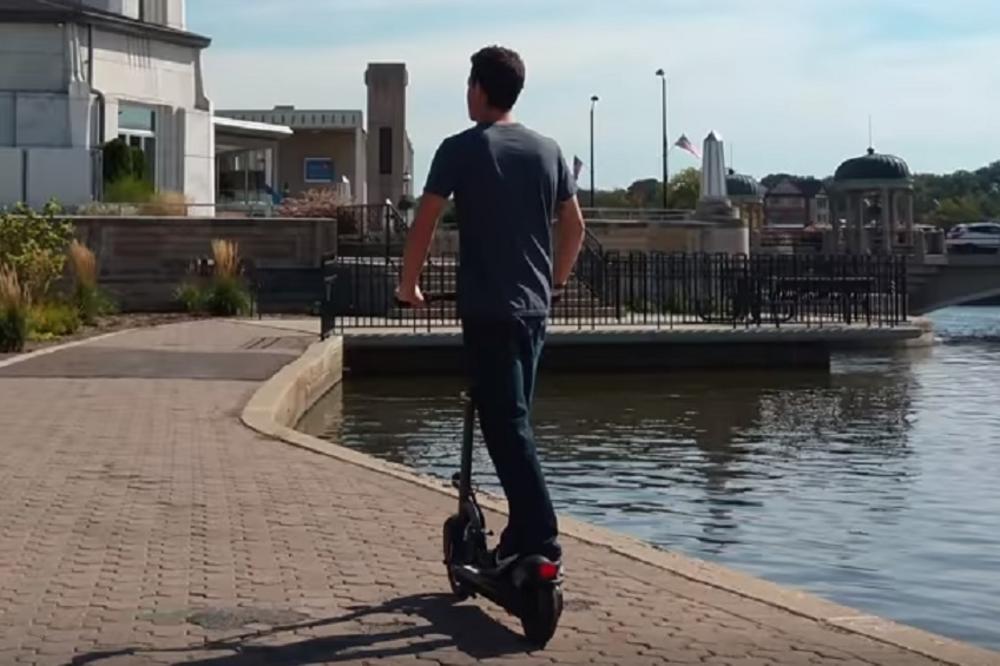 ELEKTRIČNI TROTINETI SU PREPLAVILI ZEMLJU! Srbi su NAVALILI na njih, a ne znaju koliko mogu DA BUDU OPASNI!