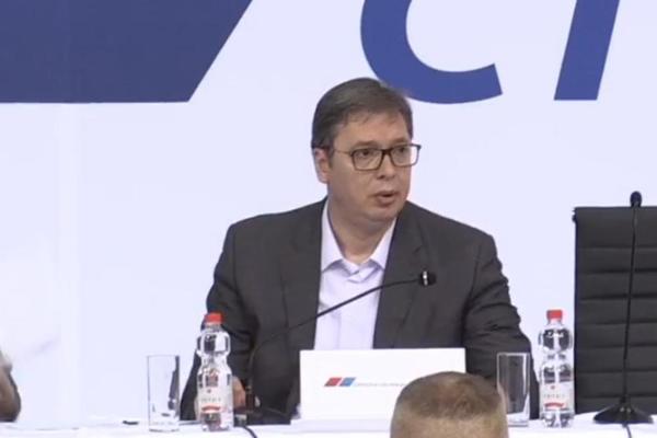 SEDNICA GLAVNOG ODBORA SNS! Obratio se predsednik Vučić: O KOSOVU NE MOŽE DA NAM PRIČA OSUĐENI SILOVATELJ!