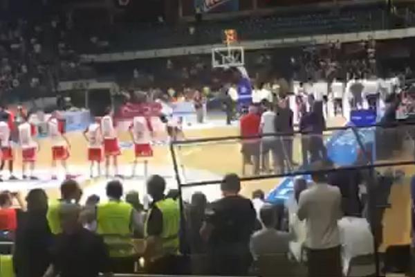 NEMILE SCENE PRED POČETAK DERBIJA: Spiker predstavljao igrače Zvezde, a onda su Grobari stupili na scenu!