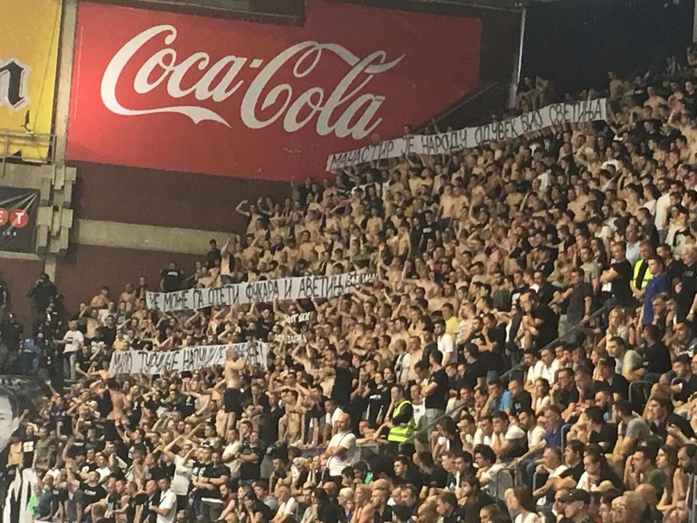 Grobari razvili transparent za Mila  