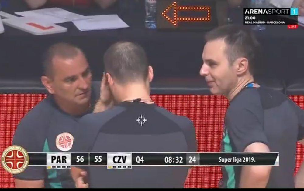 Sudije su na kratko prekinule meč zbog predmeta koje ubacuju navijači