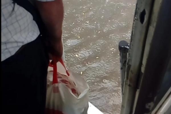 IZAĆI IZ TRAMVAJA NEMOGUĆA MISIJA: Beograđani za vreme pljuska bili ZAROBLJENI u gradskom prevozu (VIDEO)