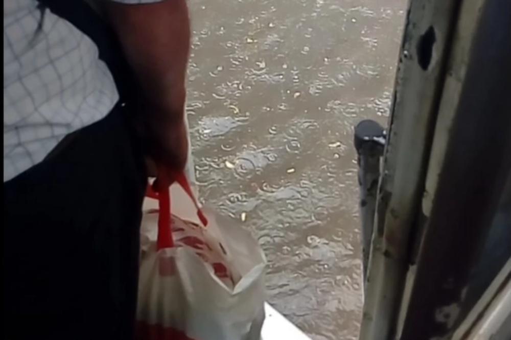 IZAĆI IZ TRAMVAJA NEMOGUĆA MISIJA: Beograđani za vreme pljuska bili ZAROBLJENI u gradskom prevozu (VIDEO)