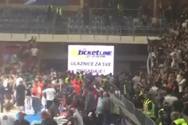 ŠTA SE DESILO POSLE BERONOVOG KOŠA: Igrači Zvezde su otrčali, a evo šta su Grobari i košarkaši Partizana radili!