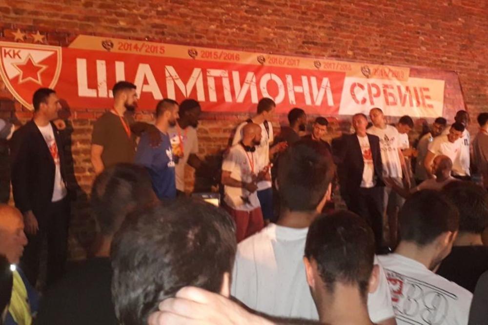 CRVENO-BELI VATROMET NA KALEMEGDANU: Beron zapalio baklju, pa dobio pesmu od Delija!