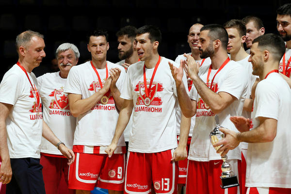 ZVEZDA BEZ KAPITENA: Branko Lazić van tima!