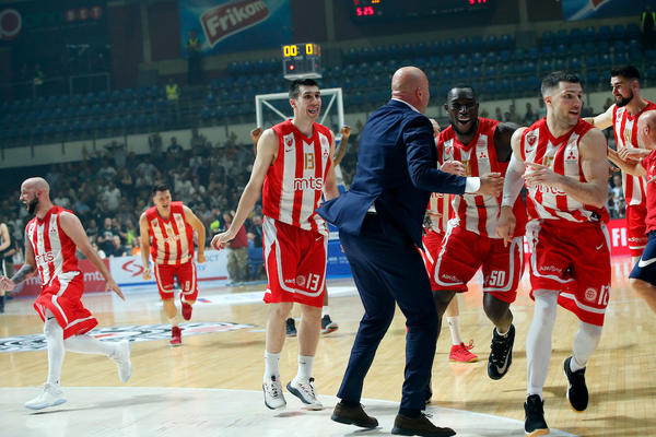 ZVEZDA REŠILA DA OBRADUJE NAVIJAČE: Ovako se časti za trofej! Sezonske karte se puštaju u prodaju!