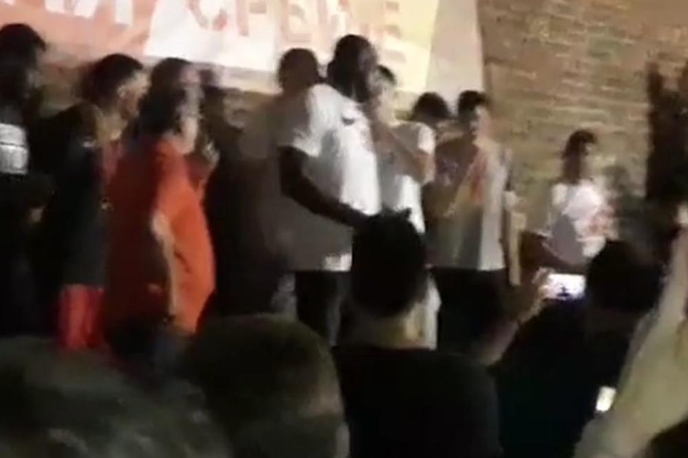 MAJKL ODŽO RAZGALIO DELIJE NA KALEMEGDANU: Masa pala u trans kada je zapevao 'Izađi, mala'!