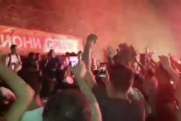 DELIJE PROZIVALE PARTIZAN I GROBARE NA PROSLAVI TITULE: I Neša Ilić sa njima pevao 'Tri koraka hoću ja'