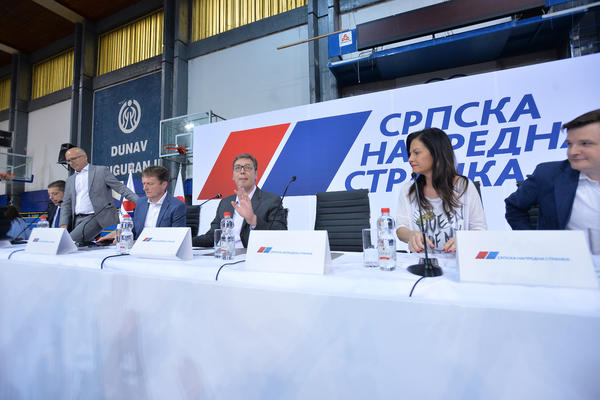 DOK JE VUČIĆ VIKAO NA NAPREDNJAKE SVI SU GLEDALI U NJU! Ovaj DETALJ sa sednice GO SNS nije nam PROMAKO