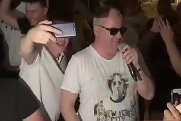 REDOVNI NAVIJAČ NA ZVEZDINIM MEČEVIMA PEVAO NA PROSLAVI TITULE: Košarkaši crveno-belih slavili uz Dejana Matića!