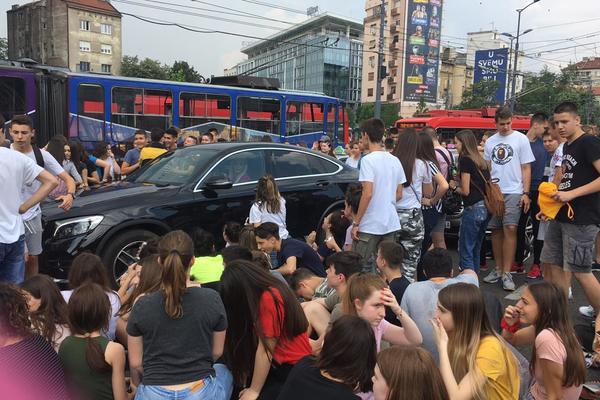 MATURANTI PRAVILI HAOS U NEMANJINOJ, BLOKIRALI SU SLAVIJU! Imaju samo jednu PORUKU za MALU MATURU (FOTO) (VIDEO)
