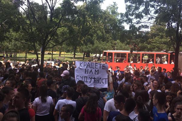 POKRENUTA JE I PETICIJA ZA UKIDANJE MALE MATURE! Traže pravdu, potpisalo ju je već 9.000 ljudi (VIDEO)