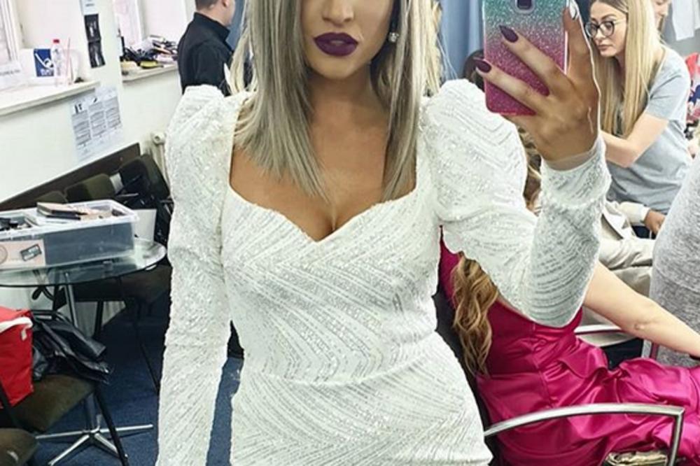 UDALA SE SRPSKA PEVAČICA: Umesto venčanice, obukla BELO odelo FOTO